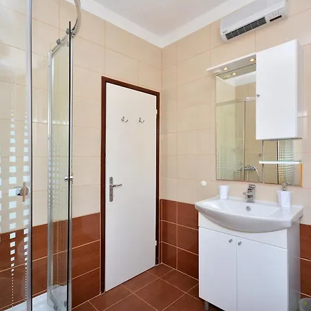 Beachfront House With Hot Tubrastici, Ciovo - 18478 펜션 *