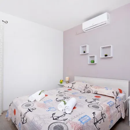 Beachfront House With Hot Tubrastici, Ciovo - 18478 펜션