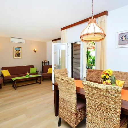 Beachfront House With Hot Tubrastici, Ciovo - 18478 펜션 *