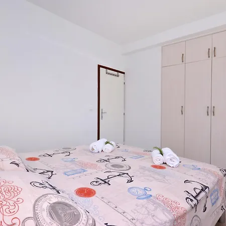 Beachfront House With Hot Tubrastici, Ciovo - 18478 펜션 트로기르