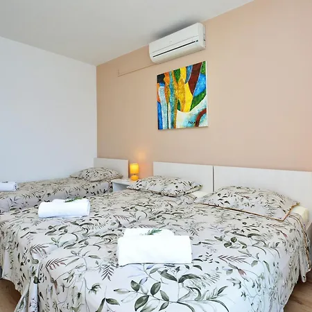 Beachfront House With Hot Tubrastici, Ciovo - 18478 펜션 트로기르